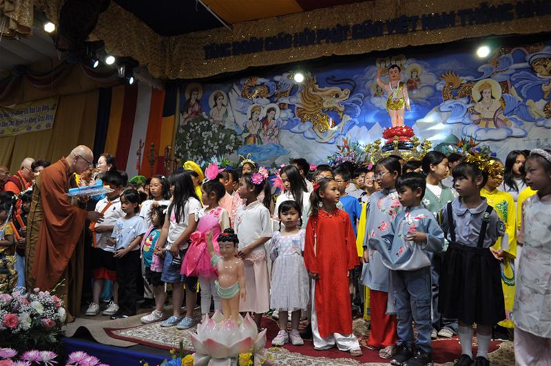 (6)-PHẬT-ĐẢN-CHÙA-ĐIỀU-NGỰ-DSC_0181
